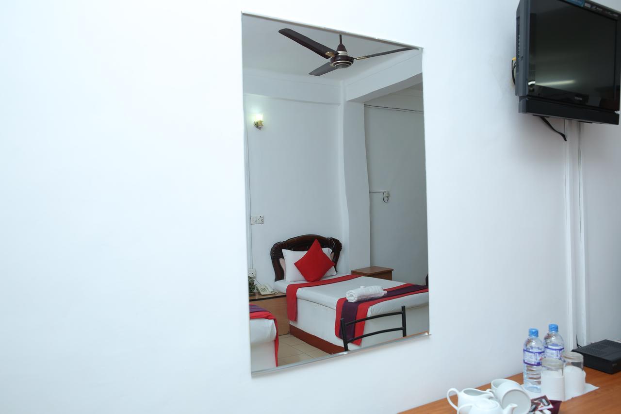 Hotel Nelly Vavuniya Kültér fotó