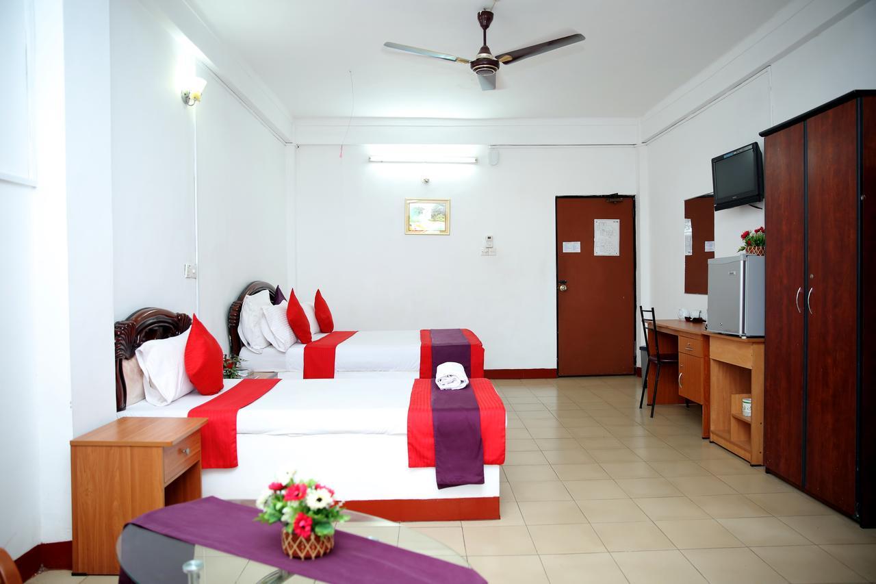 Hotel Nelly Vavuniya Kültér fotó